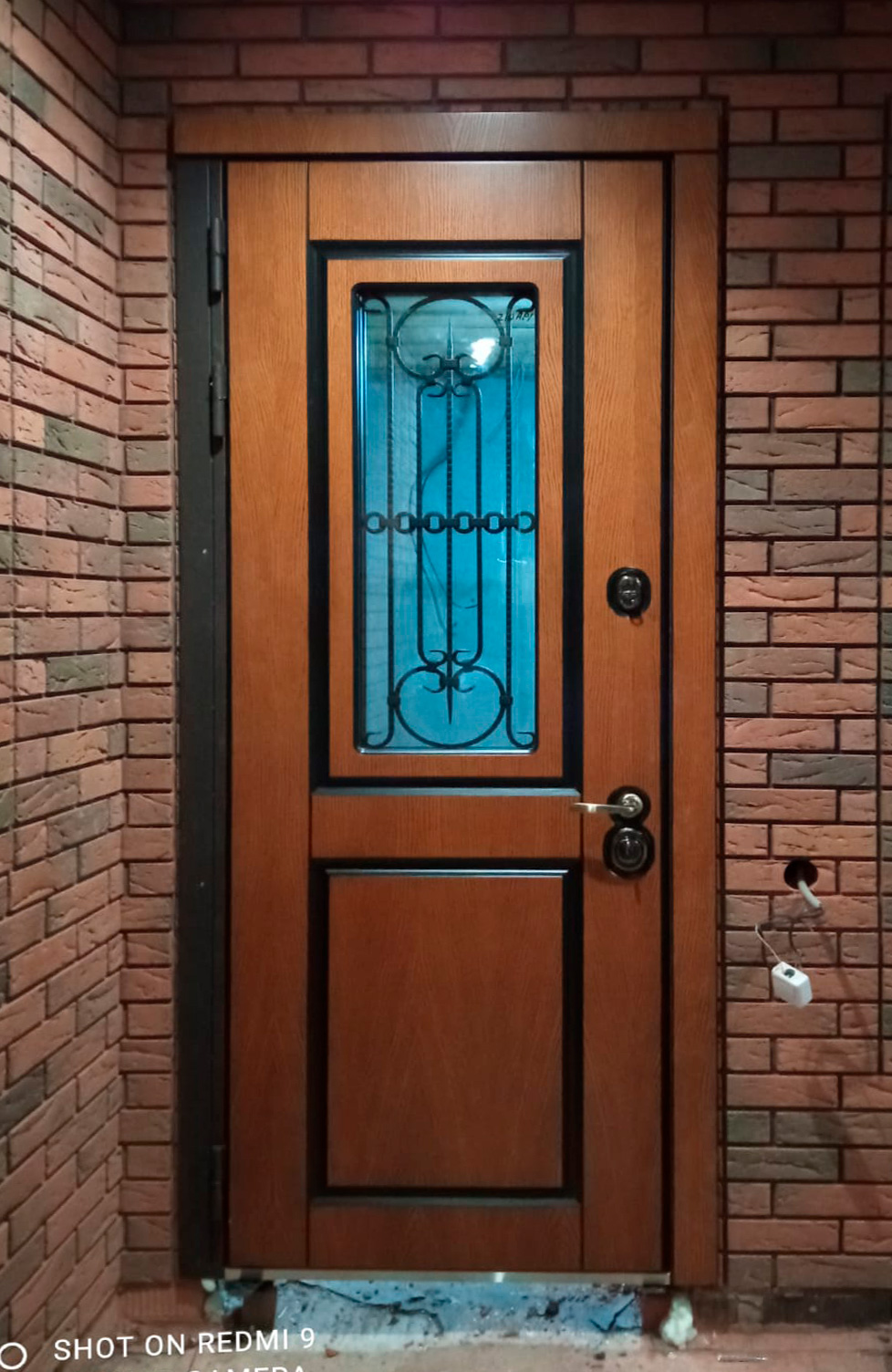 Входная дверь в частный дом 210АР1 вид снаружи