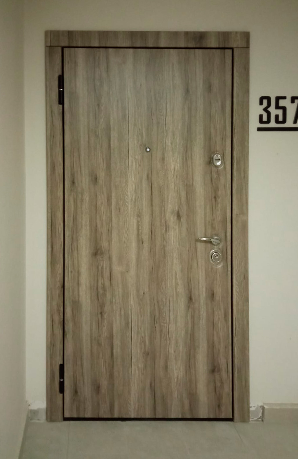 Входная дверь в квартиру 344АР1 вид снаружи