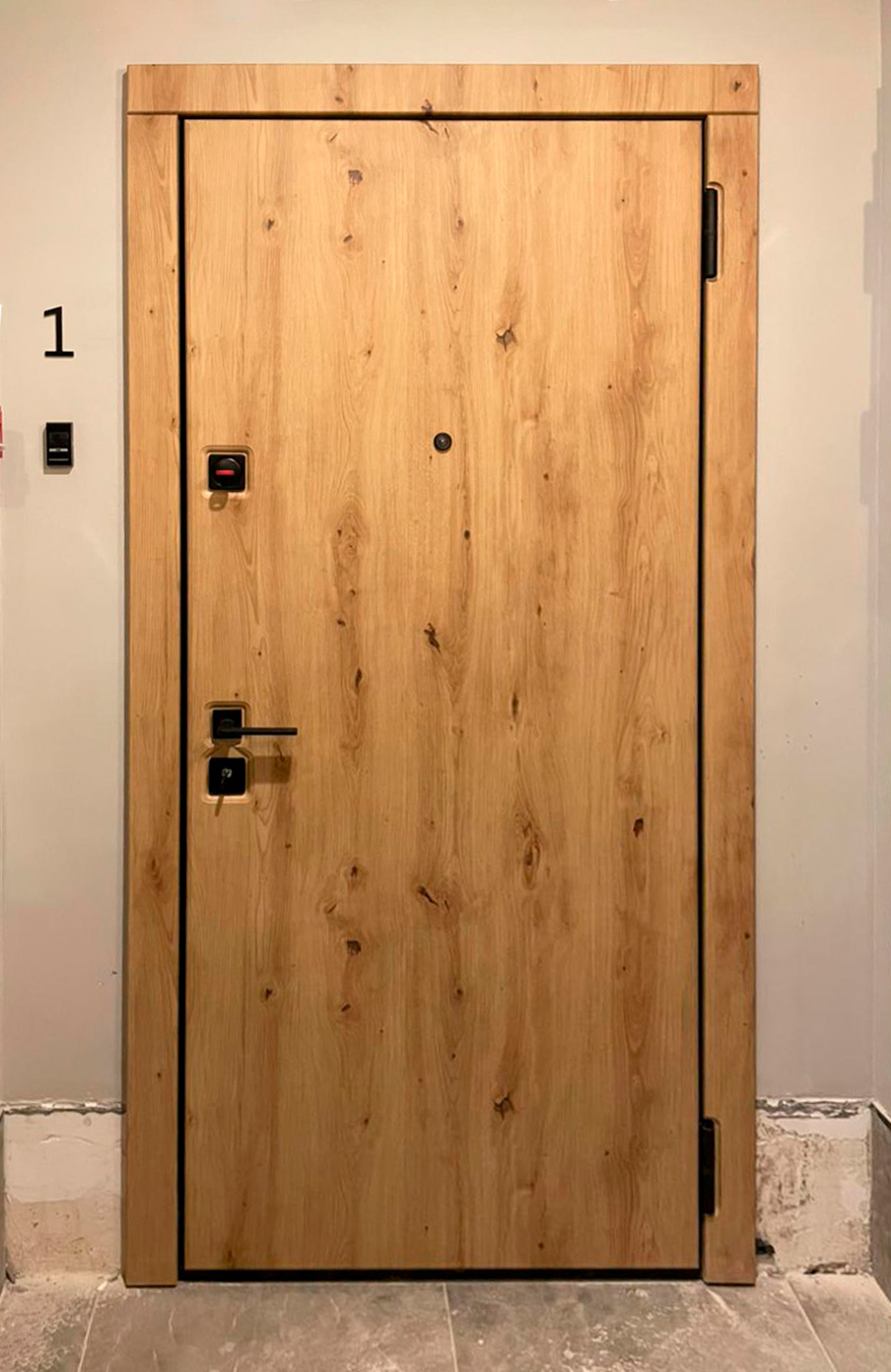 Входная дверь в квартиру 350АР1 вид снаружи