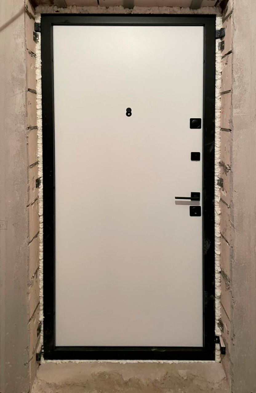 Входная дверь в квартиру 350АР1 вид изнутри