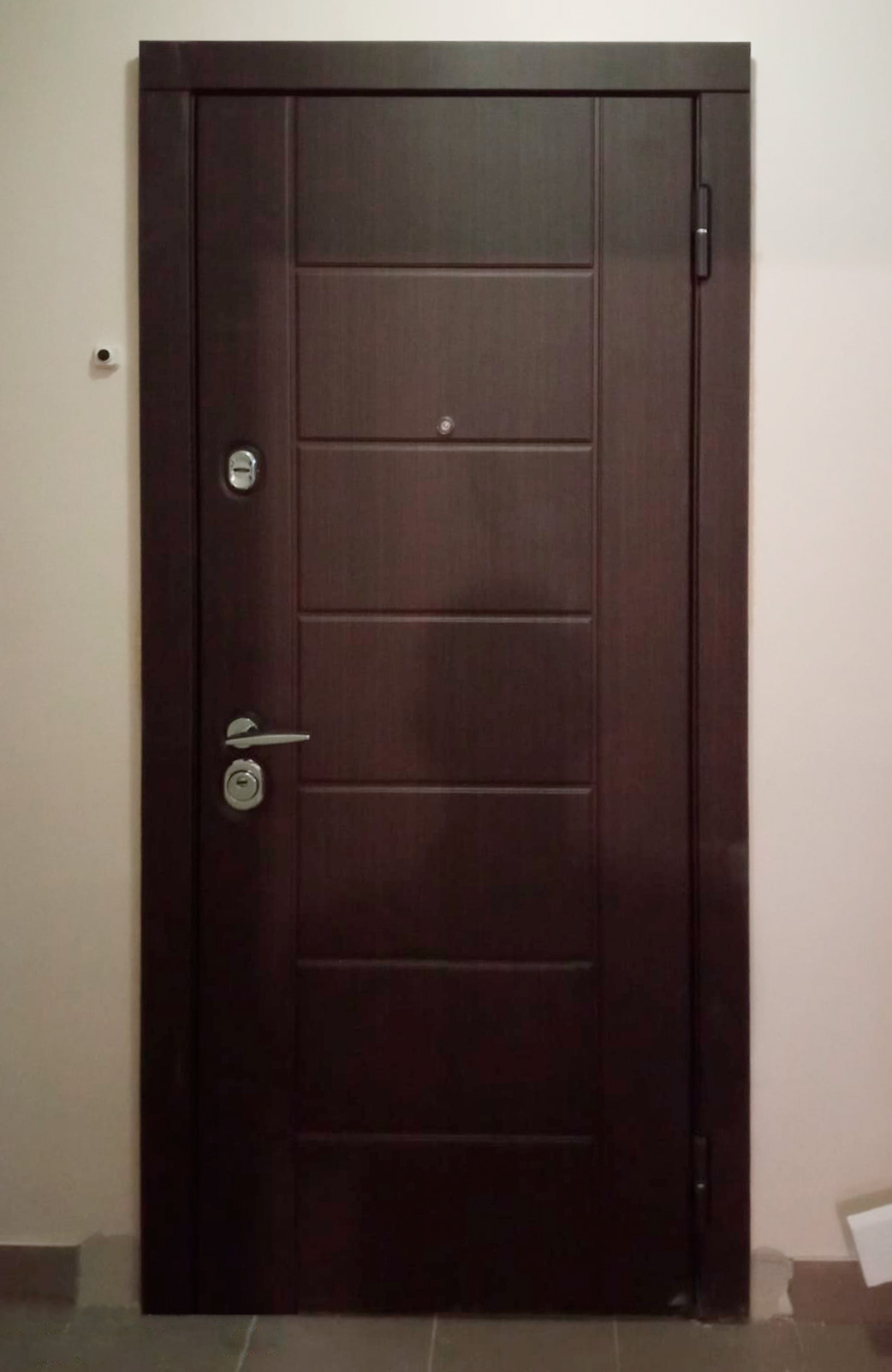 Входная дверь в квартиру 378АР1 вид снаружи