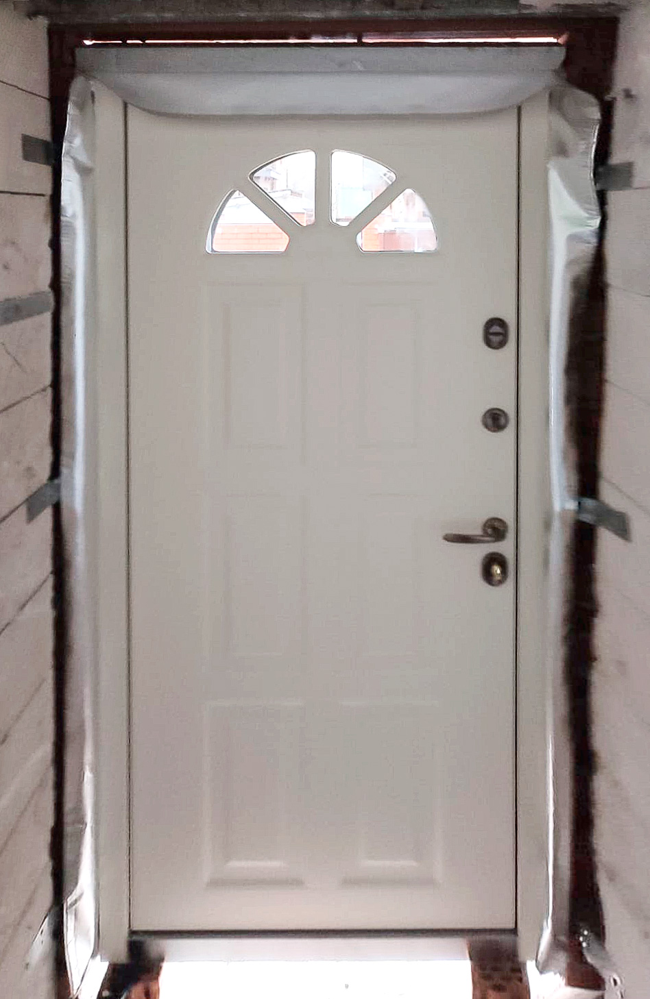 Входная дверь в частный дом 207АР1 вид изнутри