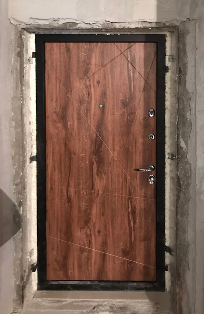 Входная дверь в квартиру 10АР1 вид изнутри